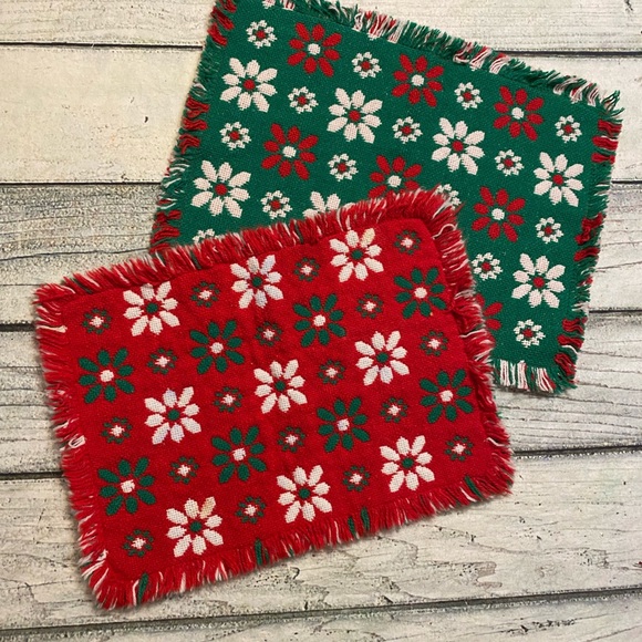 Vintage reversible green red white flower place mats. - Picture 1 of 8